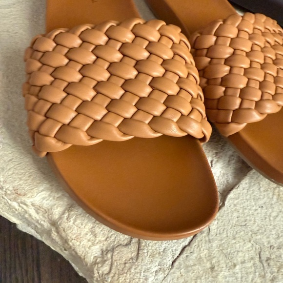 Universal Thread Tan Woven Slide Sandals - Picture 4 of 8